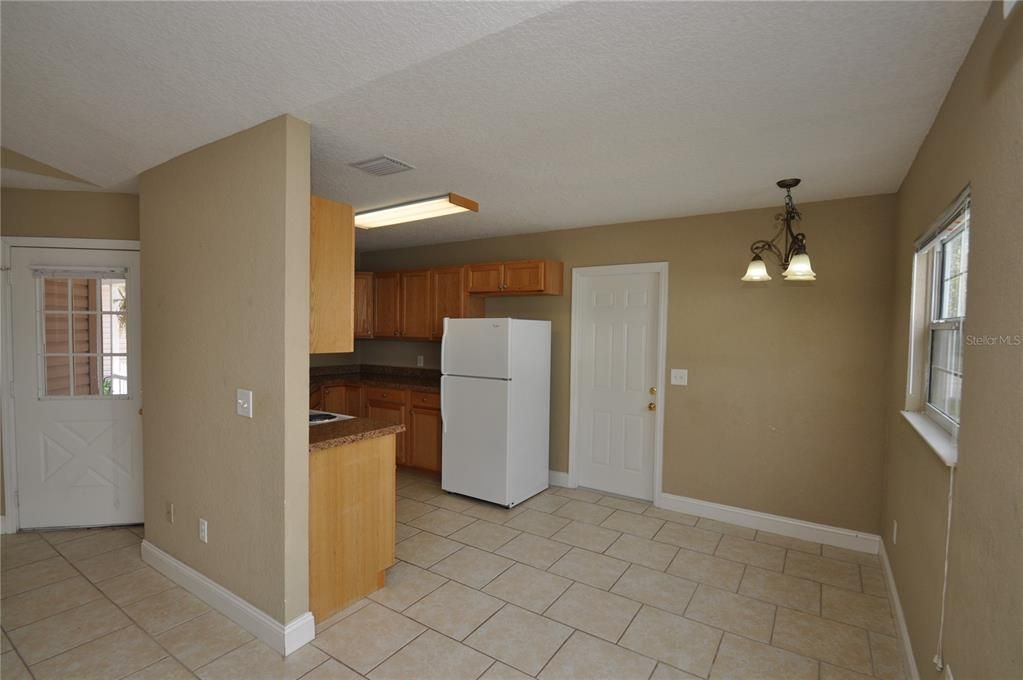 For Rent: $1,650 (3 beds, 2 baths, 1080 Square Feet)