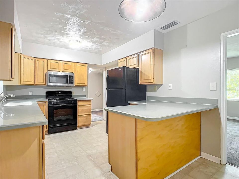 Active With Contract: $230,000 (2 beds, 1 baths, 1316 Square Feet)