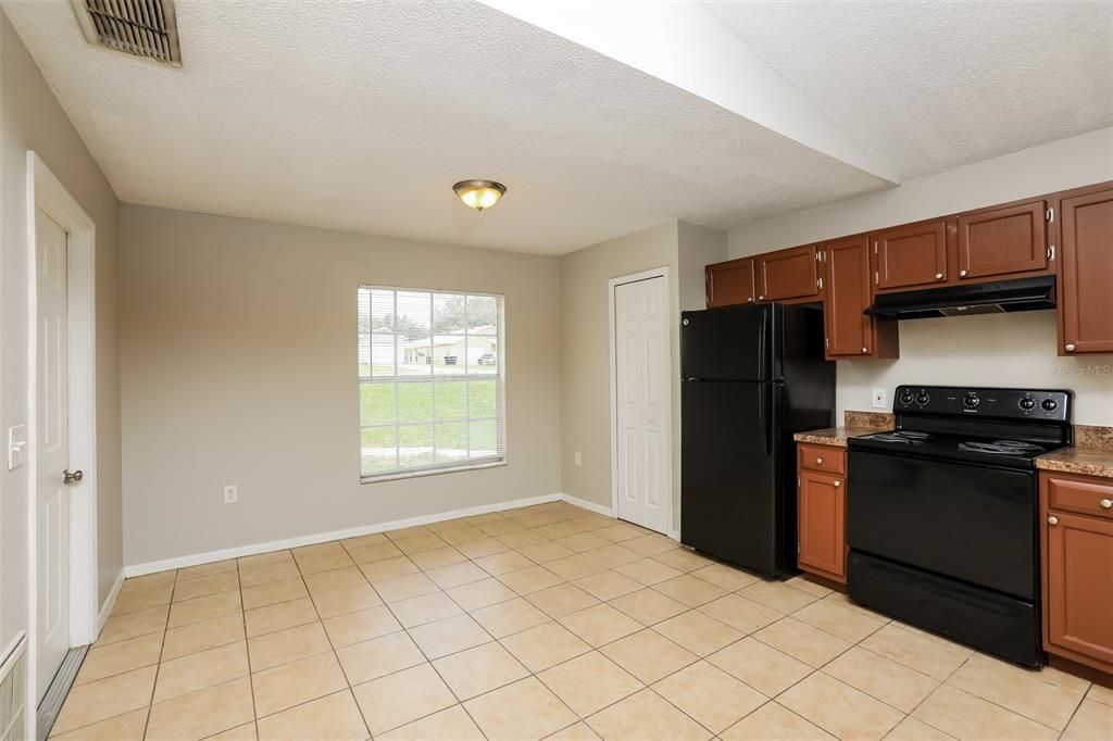 Active With Contract: $1,710 (3 beds, 2 baths, 1300 Square Feet)