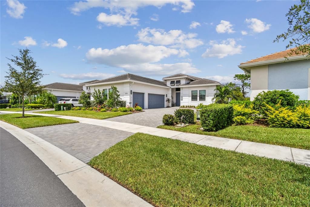 For Sale: $1,099,000 (3 beds, 3 baths, 2884 Square Feet)