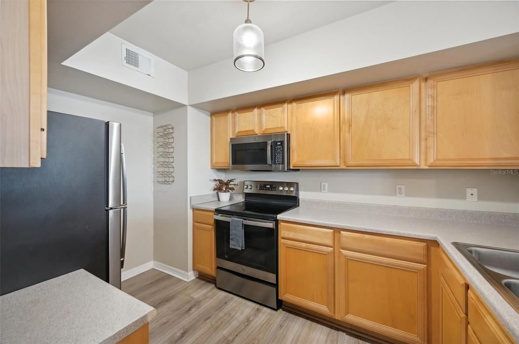 For Sale: $289,900 (2 beds, 2 baths, 1058 Square Feet)