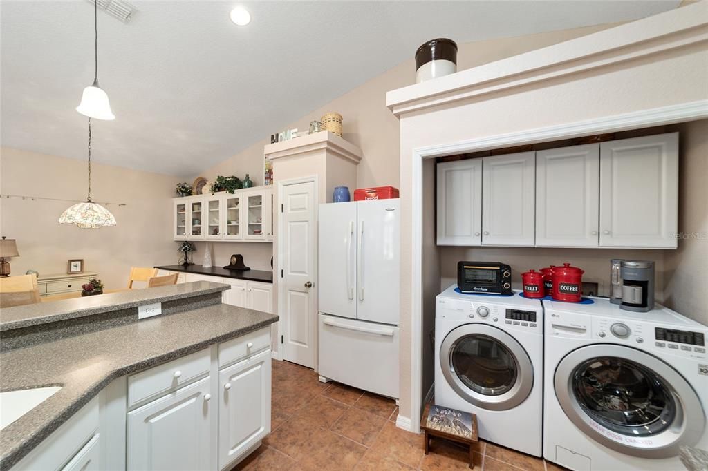 For Sale: $275,750 (2 beds, 2 baths, 1337 Square Feet)