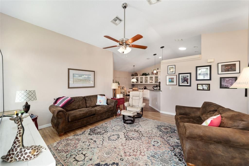 For Sale: $275,750 (2 beds, 2 baths, 1337 Square Feet)