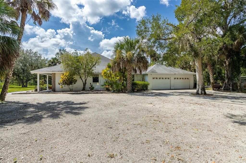 865 E Fort Thompson Avenue, LaBelle, FL 33935 - 4BR/4BA Family Home with Pool + 1 Acre