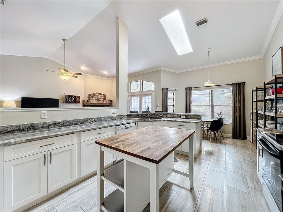 Kitchen, Island & Breakfast Area