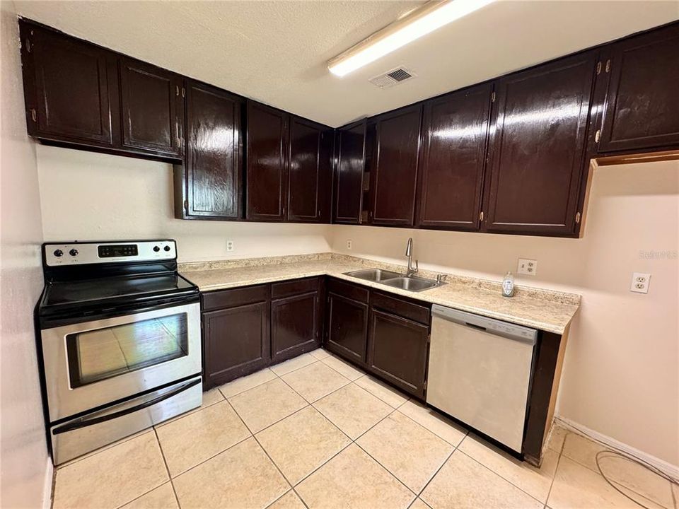 For Sale: $146,900 (2 beds, 2 baths, 1165 Square Feet)