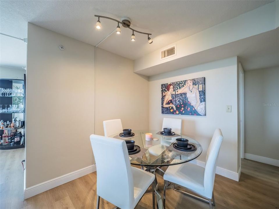 For Sale: $315,000 (2 beds, 2 baths, 1189 Square Feet)