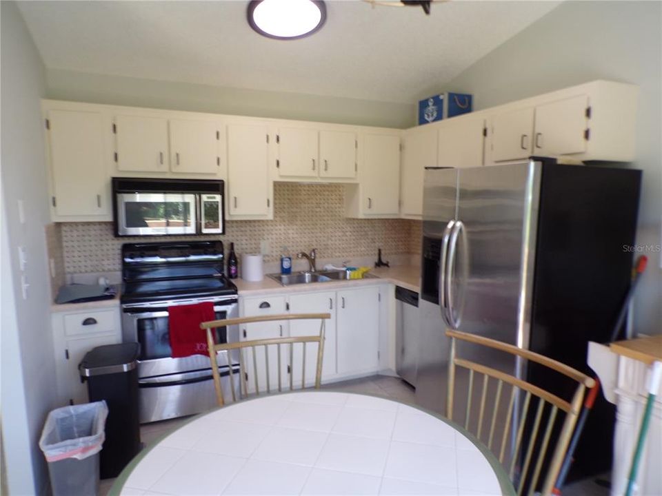 For Rent: $1,700 (2 beds, 1 baths, 868 Square Feet)