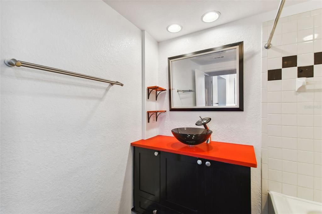 For Sale: $325,000 (1 beds, 1 baths, 789 Square Feet)