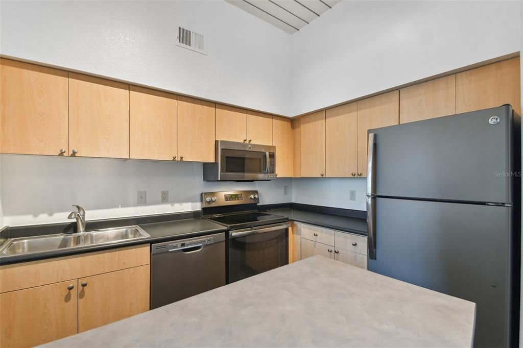 For Sale: $325,000 (1 beds, 1 baths, 789 Square Feet)