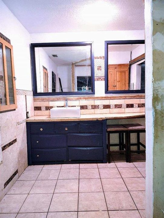 Activo con contrato: $279,000 (4 camas, 2 baños, 1484 Pies cuadrados)