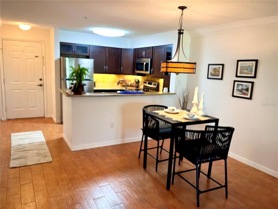 For Sale: $249,900 (2 beds, 2 baths, 989 Square Feet)