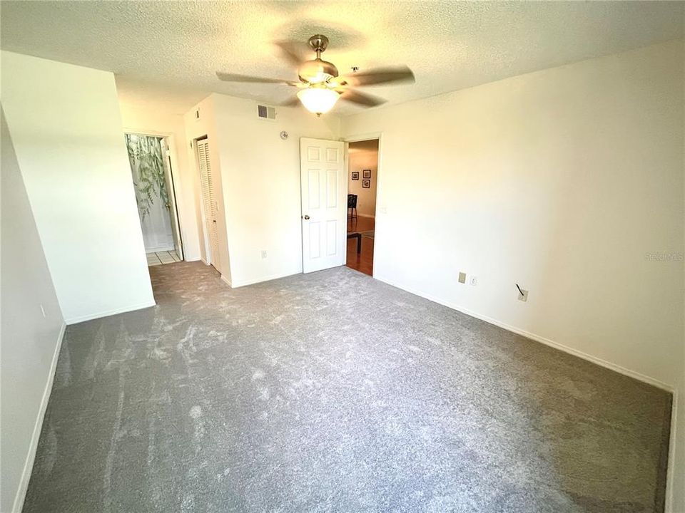 For Sale: $249,900 (2 beds, 2 baths, 989 Square Feet)