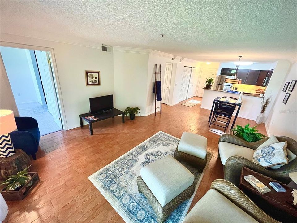 For Sale: $249,900 (2 beds, 2 baths, 989 Square Feet)