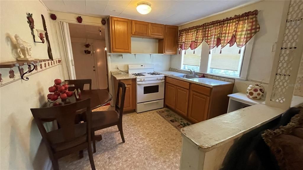 For Sale: $89,000 (2 beds, 1 baths, 926 Square Feet)