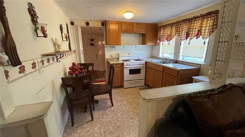 For Sale: $89,000 (2 beds, 1 baths, 926 Square Feet)