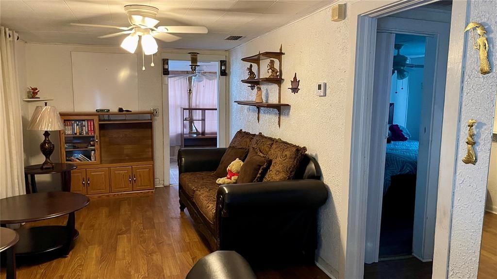 For Sale: $89,000 (2 beds, 1 baths, 926 Square Feet)