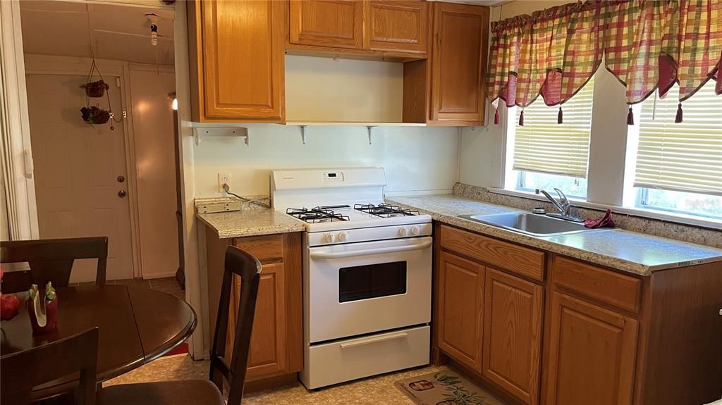 For Sale: $89,000 (2 beds, 1 baths, 926 Square Feet)