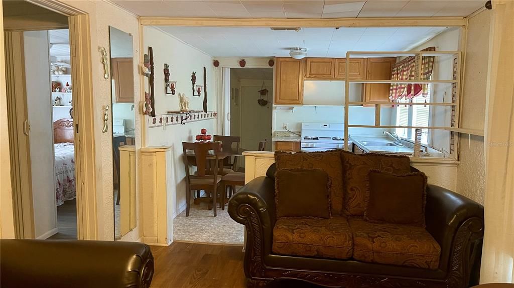 For Sale: $89,000 (2 beds, 1 baths, 926 Square Feet)