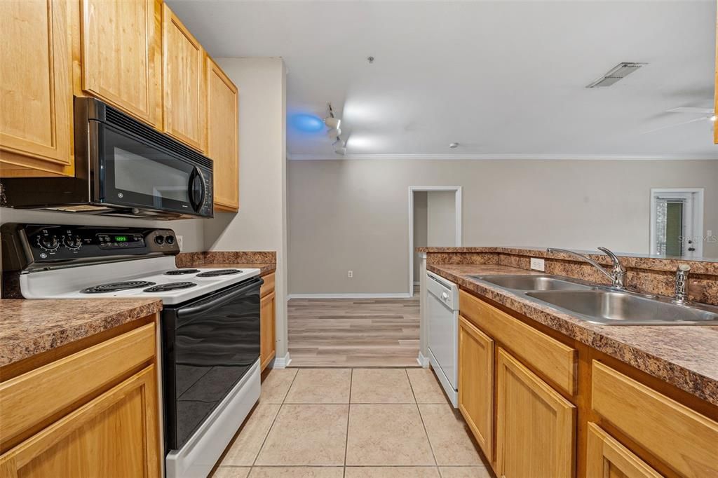 Active With Contract: $219,900 (2 beds, 2 baths, 1045 Square Feet)