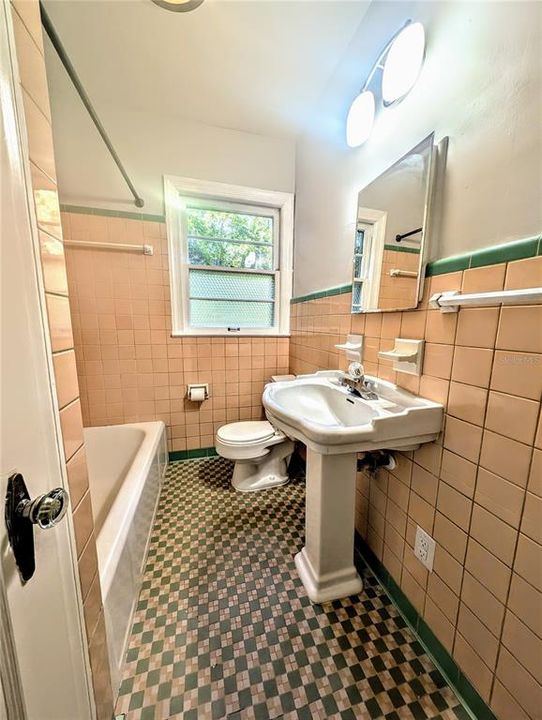 Main bathroom with tub