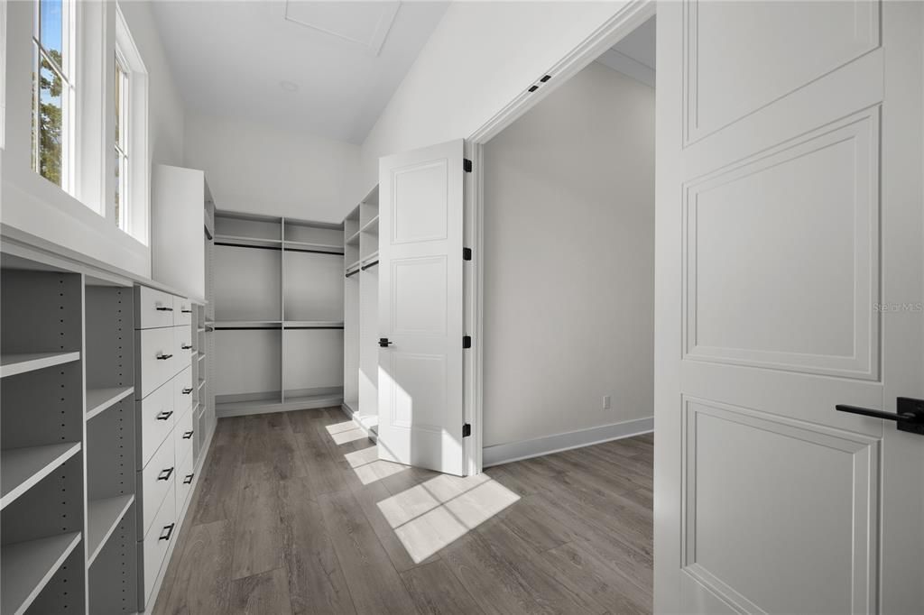 合同活跃: $1,283,300 (4 贝兹, 4 浴室, 3471 平方英尺)