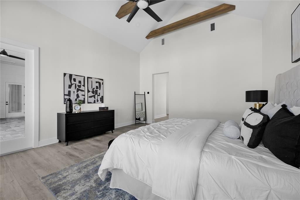 合同活跃: $1,283,300 (4 贝兹, 4 浴室, 3471 平方英尺)