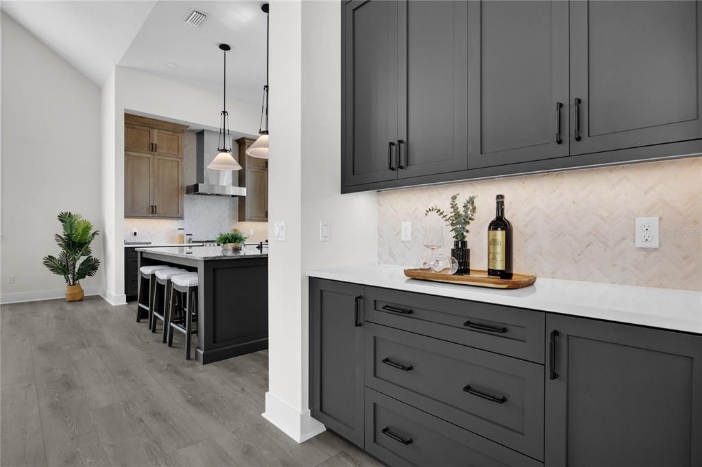 合同活跃: $1,283,300 (4 贝兹, 4 浴室, 3471 平方英尺)