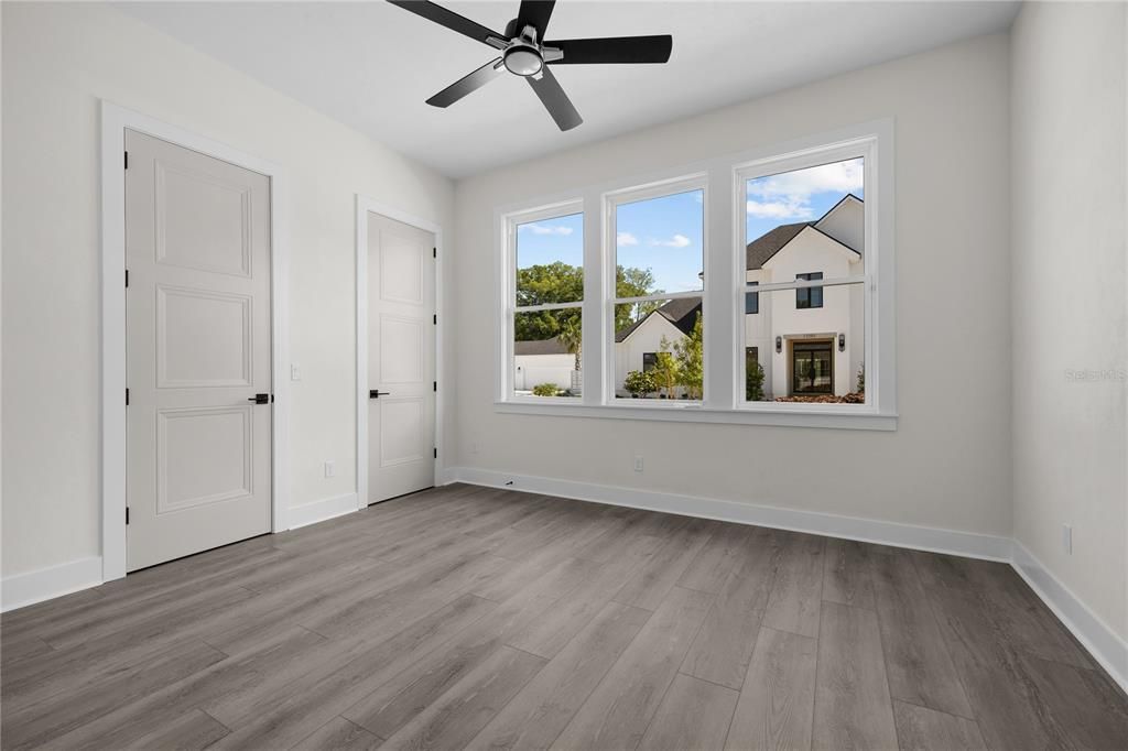 合同活跃: $1,283,300 (4 贝兹, 4 浴室, 3471 平方英尺)