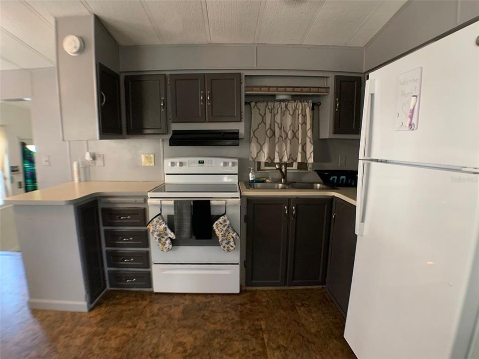 For Sale: $115,000 (2 beds, 1 baths, 738 Square Feet)