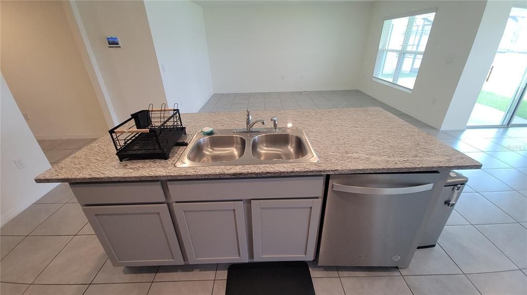 For Rent: $2,075 (3 beds, 2 baths, 1676 Square Feet)