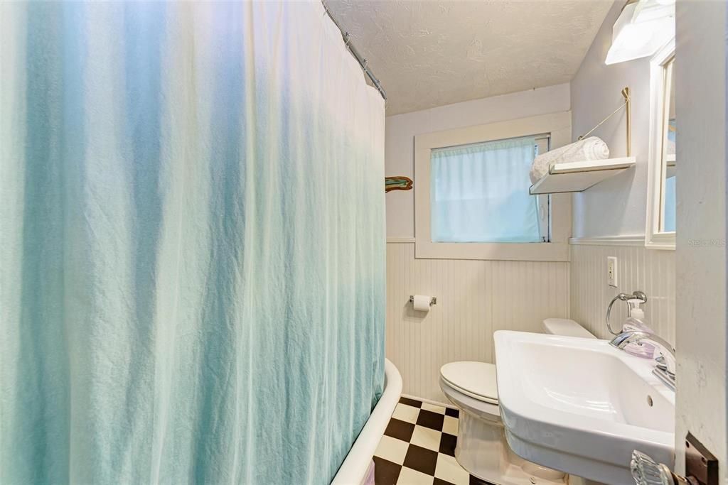 Side B bathroom, shower/tub combo