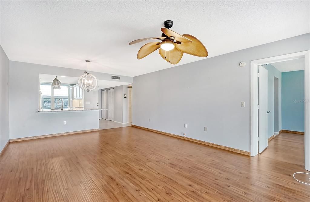 For Sale: $215,000 (1 beds, 2 baths, 1106 Square Feet)