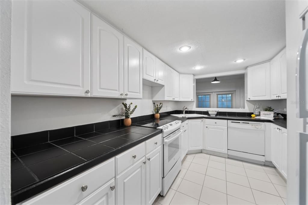 For Sale: $335,000 (2 beds, 2 baths, 1204 Square Feet)