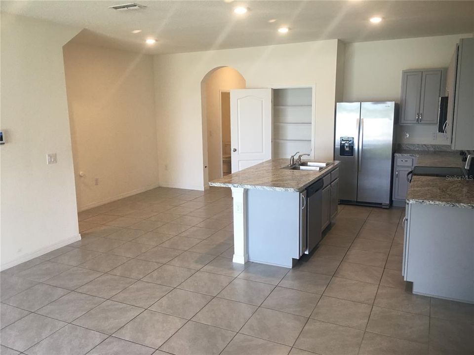 For Rent: $1,750 (3 beds, 2 baths, 1672 Square Feet)