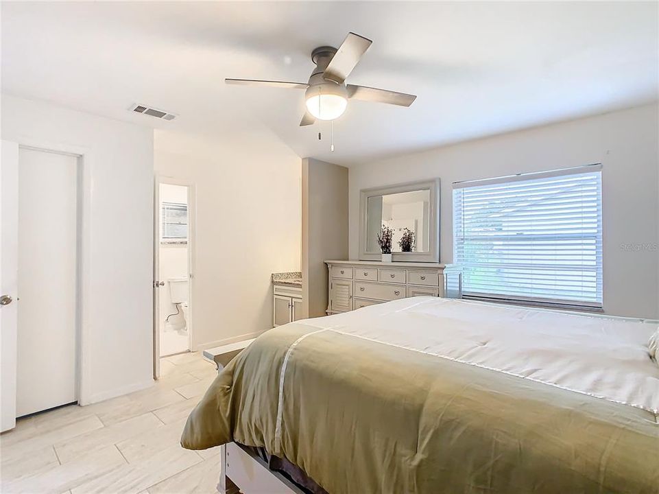 For Sale: $294,499 (2 beds, 2 baths, 1229 Square Feet)