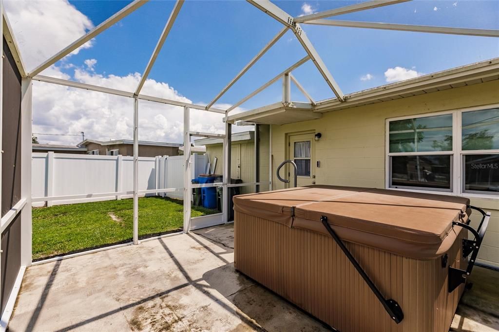 Active With Contract: $199,000 (2 beds, 1 baths, 828 Square Feet)