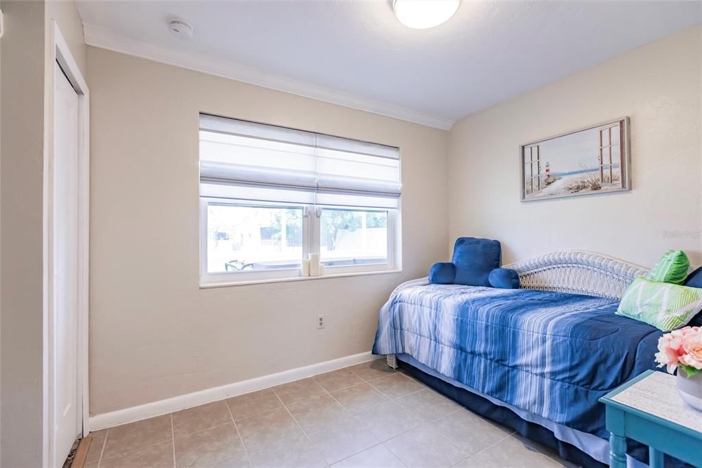 Active With Contract: $199,000 (2 beds, 1 baths, 828 Square Feet)