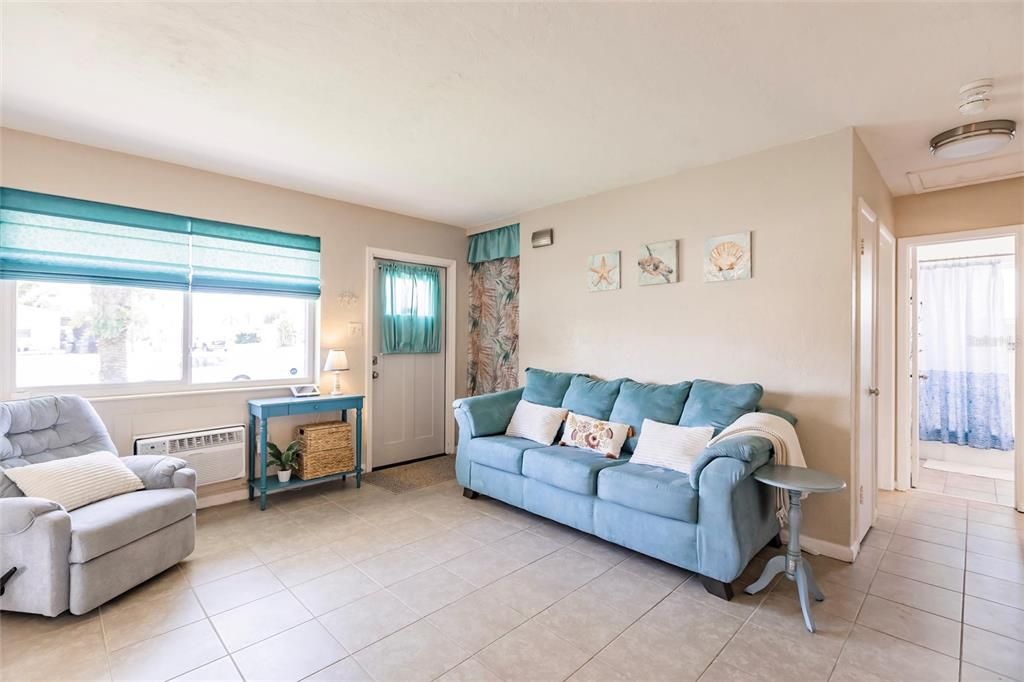 Active With Contract: $199,000 (2 beds, 1 baths, 828 Square Feet)