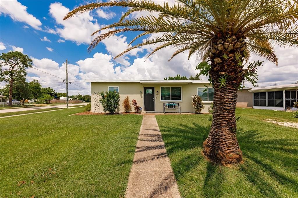 Active With Contract: $199,000 (2 beds, 1 baths, 828 Square Feet)