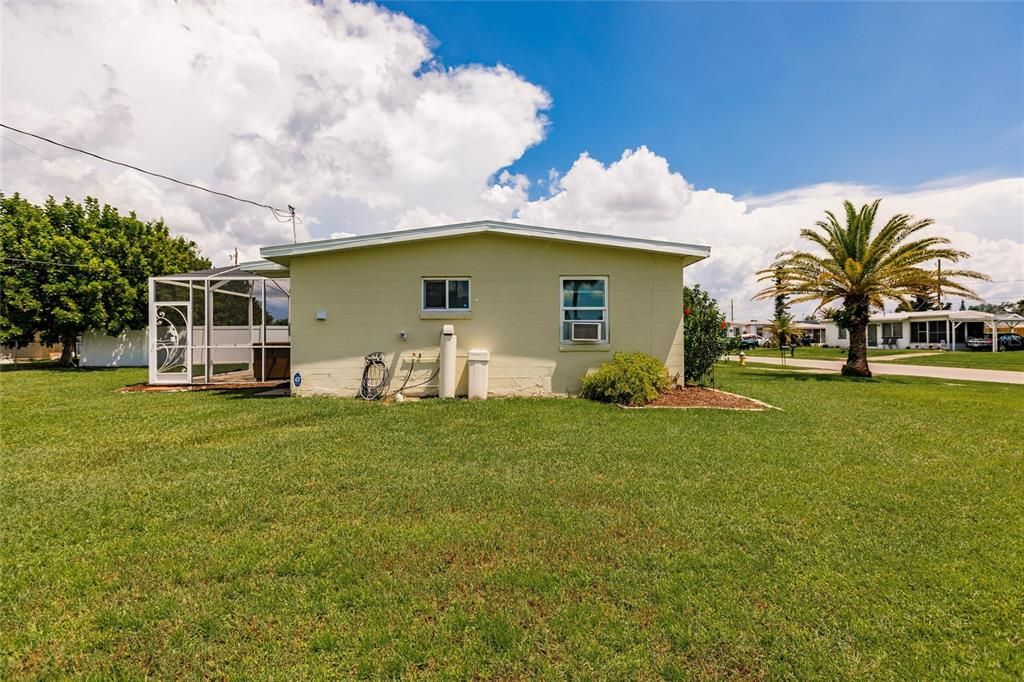 Active With Contract: $199,000 (2 beds, 1 baths, 828 Square Feet)