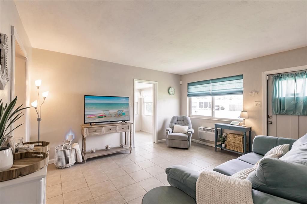 Active With Contract: $199,000 (2 beds, 1 baths, 828 Square Feet)