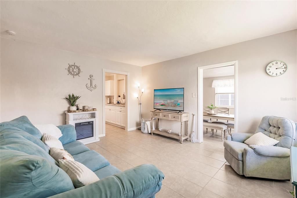 Active With Contract: $199,000 (2 beds, 1 baths, 828 Square Feet)