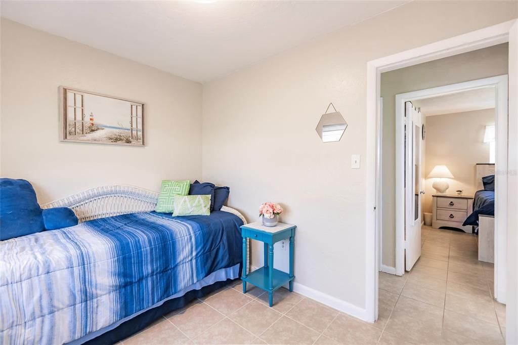 Active With Contract: $199,000 (2 beds, 1 baths, 828 Square Feet)