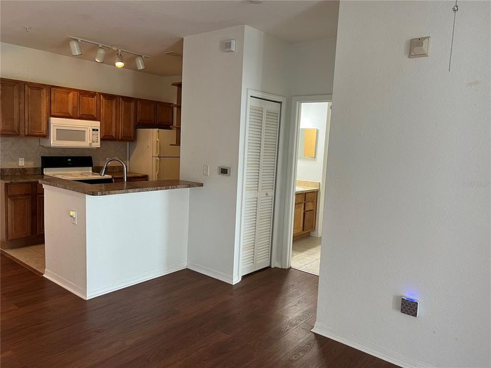 For Rent: $1,650 (1 beds, 1 baths, 742 Square Feet)