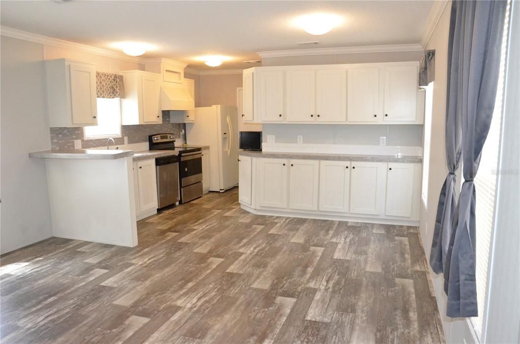 Active With Contract: $159,900 (2 beds, 2 baths, 840 Square Feet)