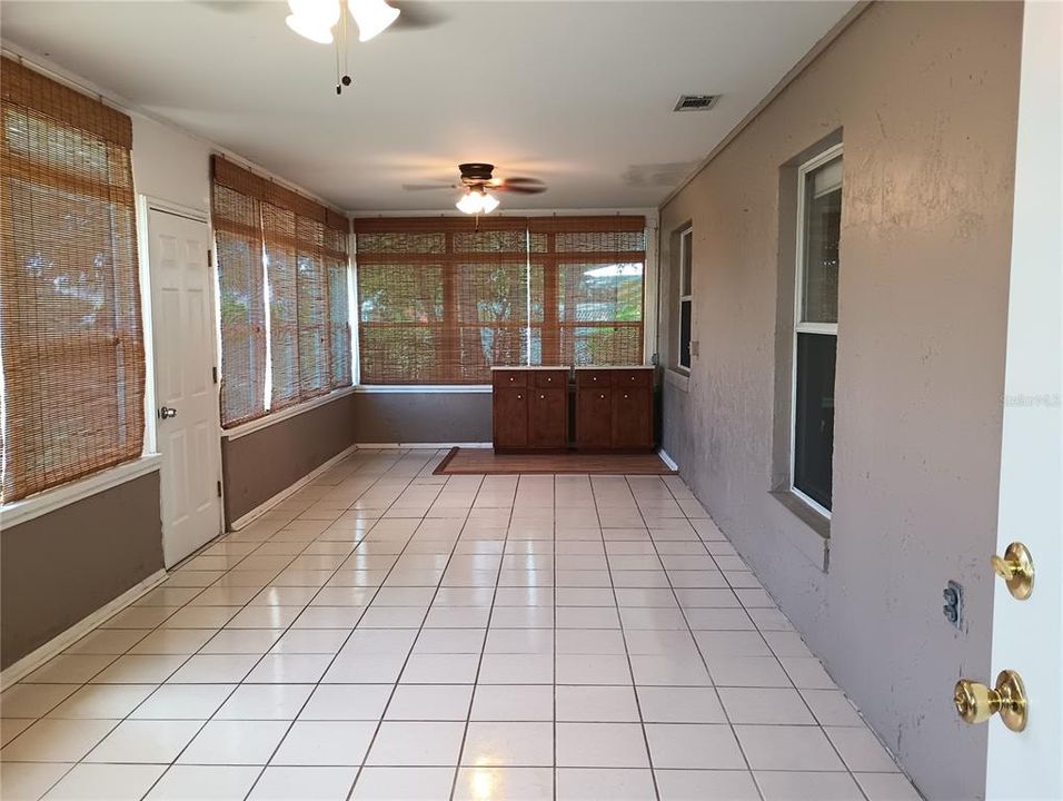 For Rent: $2,500 (3 beds, 2 baths, 1972 Square Feet)