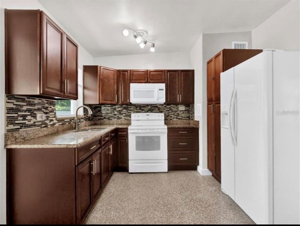 Active With Contract: $2,100 (3 beds, 2 baths, 1324 Square Feet)