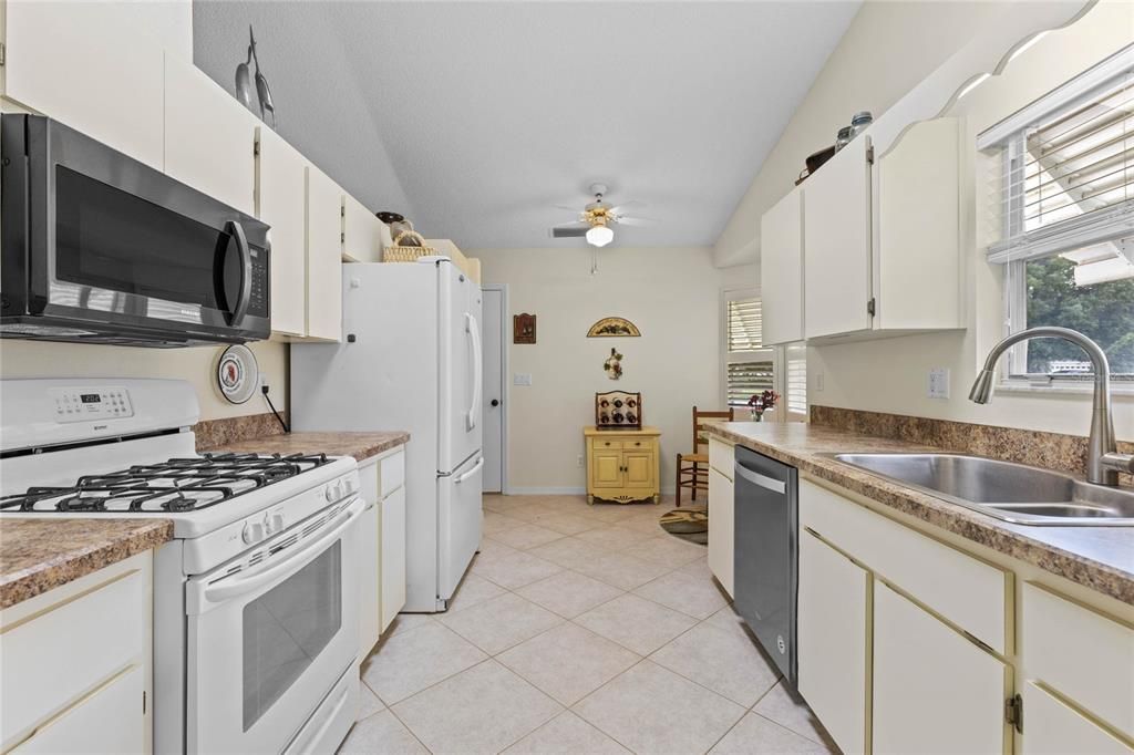 For Sale: $284,990 (2 beds, 2 baths, 1418 Square Feet)