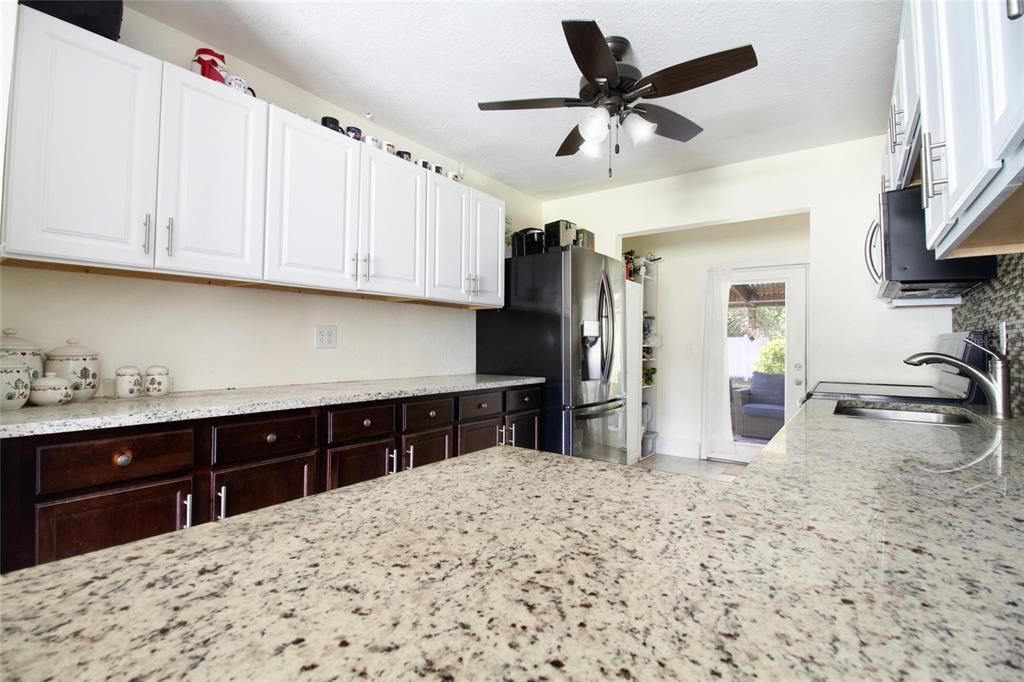 For Sale: $319,900 (2 beds, 1 baths, 798 Square Feet)